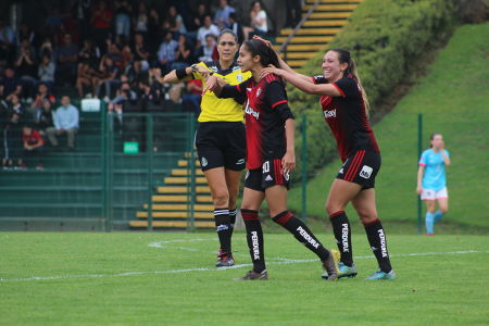 Alison González y Adriana Iturbide durante el juego de la Jornada 2 del Torneo Apertura 2019 de la Liga BBVA MX Femenil, entre Atlas Femenil