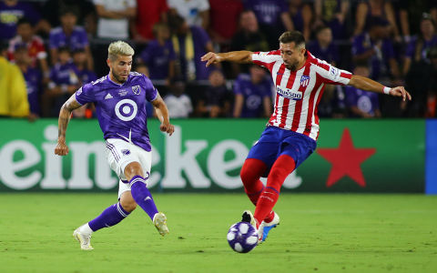 Alejandro Pozuelo attempts to win the ball against Athletico Madrid — soccer — MLS, soccer, allstar