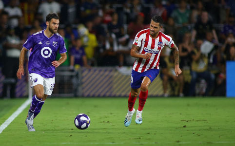 Graham Zusi looks for a teammate — soccer — MLS, soccer, allstar