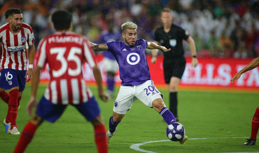 Alejandro Pozuelo stretches for the ball against Athletico Madrid — soccer — MLS, soccer, allstar