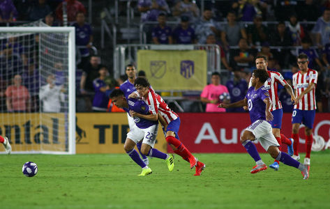 Gonzalo Martínez fights off an Athletico Madrid player — soccer — MLS, soccer, allstar