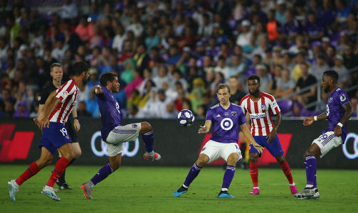 Jonathan dos Santos plays the ball clear against Athletico Madrid — soccer — MLS, soccer, allstar