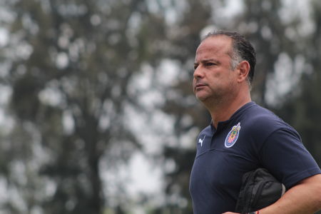 Ramón Villa Zevallos durante el juego de la Jornada 4 del Torneo Apertura 2019 de la Liga BBVA MX Femenil, entre Chivas Femenil y Puebla, di