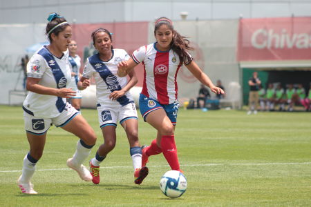 Yashira Barrientos durante el juego de la Jornada 4 del Torneo Apertura 2019 de la Liga BBVA MX Femenil, entre Chivas Femenil y Puebla, disp