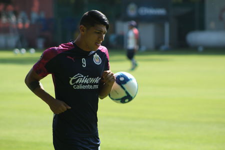 Alan Pulido durante el entrenamiento previo a la Jornada 2 del Torneo Apertura 2019 de la Copa MX, celebrado en Verde Valle. — Apertura 2019