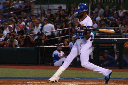 Henry Urrutia durante el segundo juego de la serie de la Temporada 2019-2020 de la Liga Mexicana del Pacifico entre Charros de Jalisco y Sul