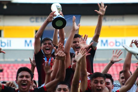 Club Atlas levanta el título de liga durante la Final Sub-15 del Apertura 2019 de la Liga BBVA MX entre Atlas FC y Club América, celebrado e