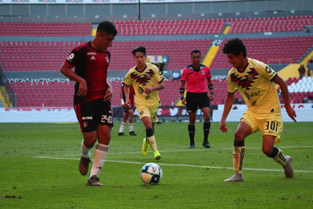 Carlos Cruz y Sergio Romero durante la Final Sub-15 del Apertura 2019 de la Liga BBVA MX entre Atlas FC y Club América, celebrado en el esta