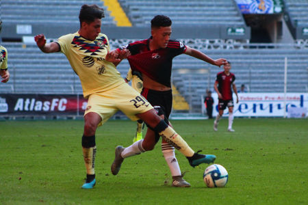 José García y Denilson Muñoz durante la Final Sub-15 del Apertura 2019 de la Liga BBVA MX entre Atlas FC y Club América, celebrado en el est