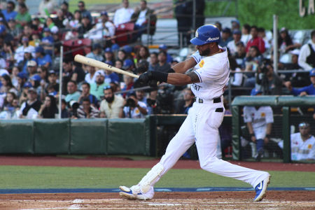 Henry Urrutia durante el tercer juego de la serie de la Liga Mexicana del Pacífico 2019-2020 entre Charros de Jalisco y Tomateros de Culiacá
