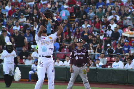 Henry Urrutia durante el tercer juego de la serie de la Liga Mexicana del Pacífico 2019-2020 entre Charros de Jalisco y Tomateros de Culiacá