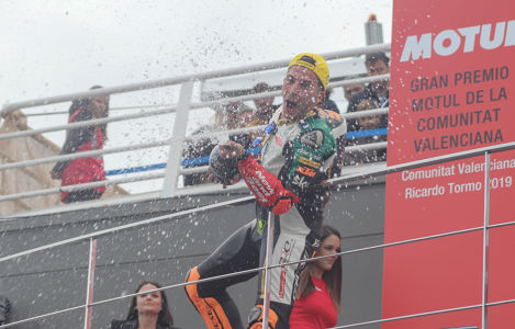 Andrea Migno celebrando el podium con cava — podium — andreamigno, moto3, Celebration