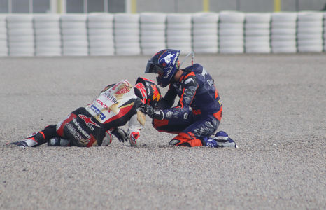 Iker Lecuona asistiendo a Johann Zarco tras una caída — valencia — ikerlecuona, johann zarco, moto2