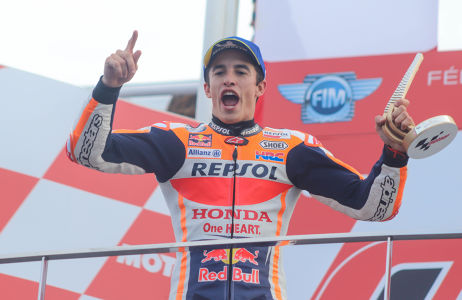 Marc Márquez cantando en podio para celebrar la victoria — podium — motogp, marc marquez, podium