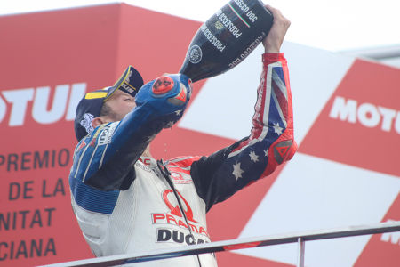 Jack Miller bebiendo cava tras la celebración del podio — valencia — motogp, valenciagp, valencia