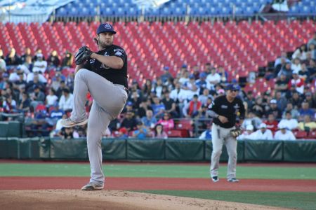 Dalton Rodríguez durante el primer juego de la serie de la Liga Mexicana del Pacífico 2019-2020 entre Charros de Jalisco y Algodoneros de Gu