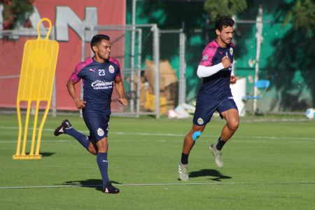 José Juan Vázquez y Oswaldo Alanís durante el entrenamiento del 26 de diciembre del 2019 del Primer Equipo de Chivas celebrado en el Club Ch