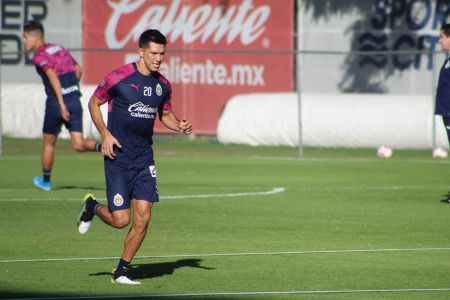Jesús Molina durante el entrenamiento del 26 de diciembre del 2019 del Primer Equipo de Chivas celebrado en el Club Chivas Verde Valle. — Ch