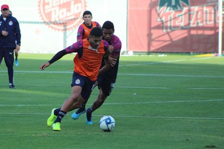 Alexis Vega y Gilberto Sepúlveda durante el entrenamiento del 26 de diciembre del 2019 del Primer Equipo de Chivas celebrado en el Club Chiv
