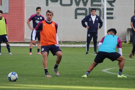 Cristian Calderón durante el entrenamiento del 26 de diciembre del 2019 del Primer Equipo de Chivas celebrado en el Club Chivas Verde Valle.