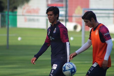 José Juan Macías e Isaac Brizuela durante el entrenamiento del 26 de diciembre del 2019 del Primer Equipo de Chivas celebrado en el Club Chi