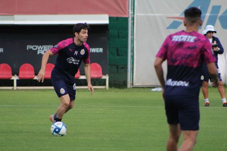 Antonio Briseño durante el entrenamiento del 26 de diciembre del 2019 del Primer Equipo de Chivas celebrado en el Club Chivas Verde Valle. —
