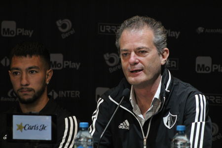 Pedro Portilla charlando durante la presentación de los refuerzos del Club Atlas para el Clausura 2020. — Liga MX — Atlas FC, Liga MX, Claus