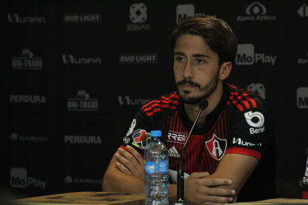 Javier Abella charlando durante la presentación de los refuerzos del Club Atlas para el Clausura 2020. — Liga MX — Atlas FC, Liga MX, Clausu