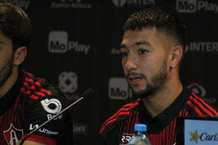 Luciano Acosta charlando durante la presentación de los refuerzos del Club Atlas para el Clausura 2020. — Liga MX — Atlas FC, Liga MX, Claus
