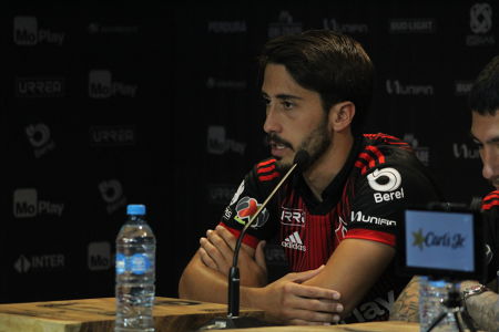 Javier Abella charlando durante la presentación de los refuerzos del Club Atlas para el Clausura 2020. — Liga MX — Atlas FC, Liga MX, Clausu