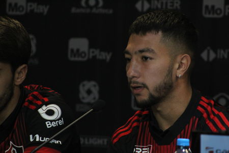 Luciano Acosta charlando durante la presentación de los refuerzos del Club Atlas para el Clausura 2020. — Liga MX — Atlas FC, Liga MX, Claus