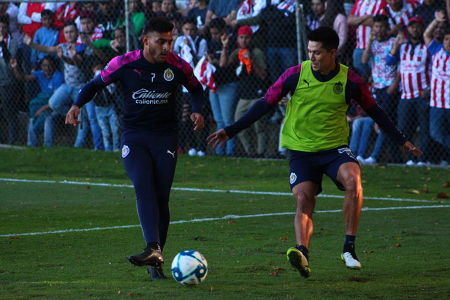 Alexis Vega y Jesús Molina durante el entrenamiento del 2 de enero del 2020 del Primer Equipo de Chivas celebrado en el Club Chivas Verde Va