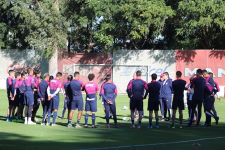 El Club Guadalajara durante el entrenamiento del 2 de enero del 2020 del Primer Equipo de Chivas celebrado en el Club Chivas Verde Valle. — 