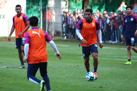 Miguel Ponce durante el entrenamiento del 2 de enero del 2020 del Primer Equipo de Chivas celebrado en el Club Chivas Verde Valle. — Chivas 