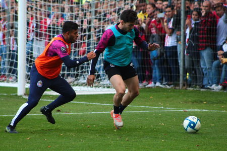 Alexis Vega y Antonio Briseño durante el entrenamiento del 2 de enero del 2020 del Primer Equipo de Chivas celebrado en el Club Chivas Verde