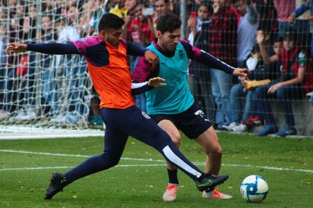 Alexis Vega y Antonio Briseño durante el entrenamiento del 2 de enero del 2020 del Primer Equipo de Chivas celebrado en el Club Chivas Verde
