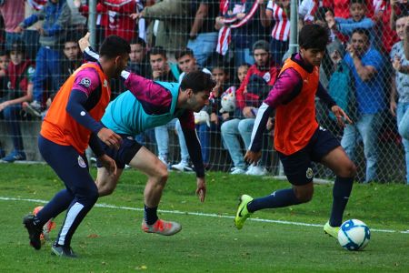 Antonio Briseño y José Juan Macías durante el entrenamiento del 2 de enero del 2020 del Primer Equipo de Chivas celebrado en el Club Chivas 