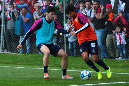 Antonio Briseño y José Juan Macías durante el entrenamiento del 2 de enero del 2020 del Primer Equipo de Chivas celebrado en el Club Chivas 