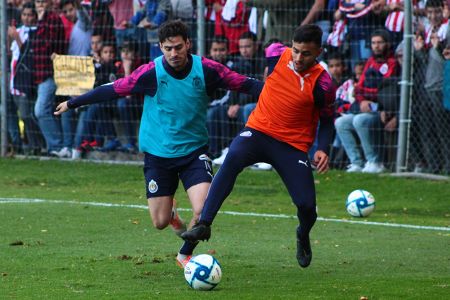 Antonio Briseño y Alexis Vega durante el entrenamiento del 2 de enero del 2020 del Primer Equipo de Chivas celebrado en el Club Chivas Verde