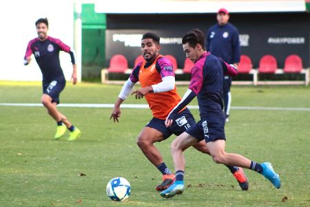 Miguel Ponce y Jesús Ricardo Angulo durante el entrenamiento del 2 de enero del 2020 del Primer Equipo de Chivas celebrado en el Club Chivas