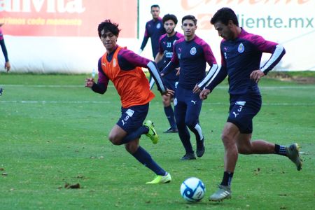 Oswaldo Alanís durante el entrenamiento del 2 de enero del 2020 del Primer Equipo de Chivas celebrado en el Club Chivas Verde Valle. — Chiva
