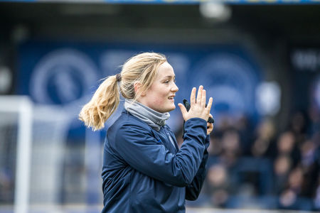 Erin Cuthbert acknowledges the Chelsea fans — Chelsea FC — Chelsea FC, Reading FC, FAWSL