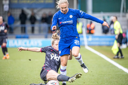 Jonna Andersson escaping a tackle — Chelsea FC — Chelsea FC, Reading FC, FAWSL