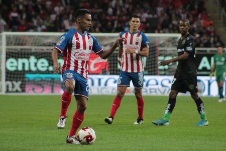 José Juan Vázquez durante el duelo de la Jornada 1 de la Liga MX entre Chivas y Juárez, celebrado en el Estadio Akron. — Chivas — Chivas, Li