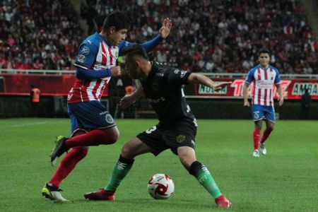 Javier Eduardo López durante el duelo de la Jornada 1 de la Liga MX entre Chivas y Juárez, celebrado en el Estadio Akron. — Chivas — Chivas,