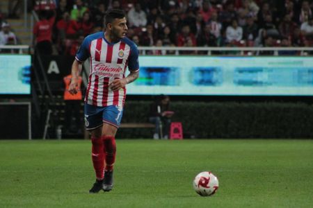 Alexis Vega durante el duelo de la Jornada 1 de la Liga MX entre Chivas y Juárez, celebrado en el Estadio Akron. — Chivas — Chivas, Liga MX
