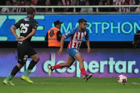 Miguel Ponce durante el duelo de la Jornada 1 de la Liga MX entre Chivas y Juárez, celebrado en el Estadio Akron. — Chivas — Chivas, Liga MX