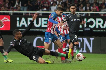 Isaac Brizuela durante el duelo de la Jornada 1 de la Liga MX entre Chivas y Juárez, celebrado en el Estadio Akron. — Chivas — Chivas, Liga 