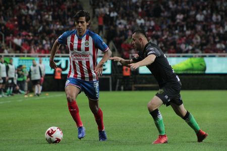 José Juan Macías durante el duelo de la Jornada 1 de la Liga MX entre Chivas y Juárez, celebrado en el Estadio Akron. — Chivas — Chivas, Lig