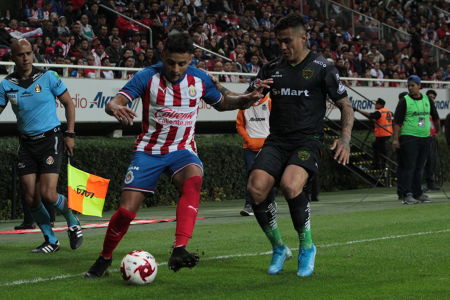 Alexis Vega durante el duelo de la Jornada 1 de la Liga MX entre Chivas y Juárez, celebrado en el Estadio Akron. — Chivas — Chivas, Liga MX